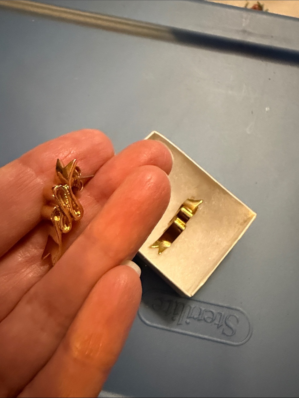 Vintage Avon Gold-tone Ribbon Bow  pierced earring Set